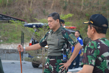 REKTOR ITD ADISUTJIPTO TURUN LANGSUNG DAMPINGI MAHASISWA BARU TA. 2023/2024 DALAM  LATIHAN DASAR PEMBENTUKAN KARAKTER KEDIRGANTARAN
