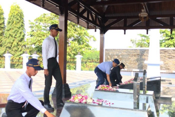 ZIARAH KE MONUMEN PERJUANGAN TNI AU NGOTO SEBAGAI BENTUK MENANAMKAN SPIRIT ADISUTJIPTO KEPADA MAHASISWA BARU ITD ADISUTJIPTO