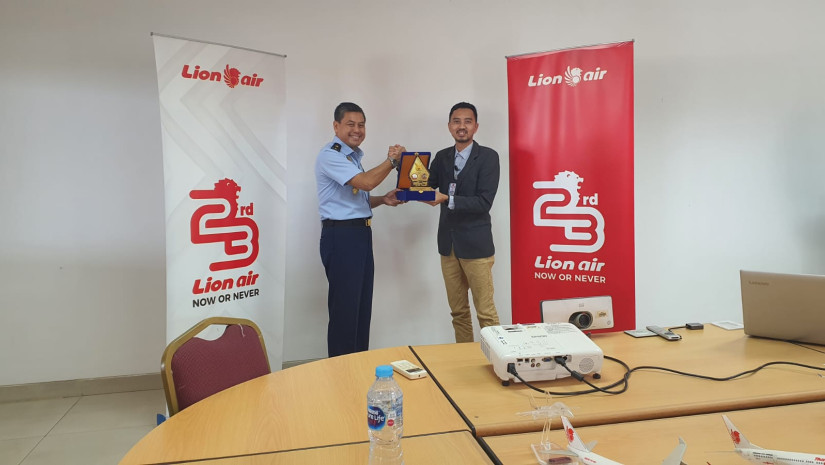 REKTOR ITD ADISUTJIPTO KUNJUNGI BATAM AERO TECHNIC