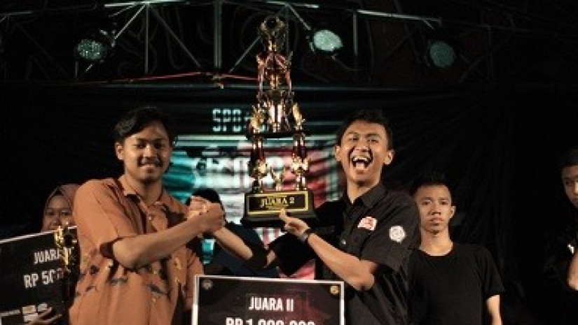 NADA DO USUNG PIALA DARI UNY