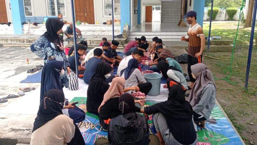 ITD ADISUTJIPTO BAGIKAN HEWAN KURBAN KE WARGA SEKITAR KAMPUS