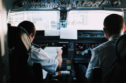 Apa Bedanya Pilot dan Copilot? Ini Ulasannya!