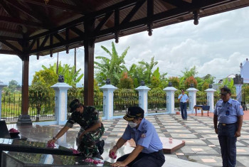 RANGKAIAN DIES NATALIS KE-21, REKTOR ITD ADISUTJIPTO ZIARAH KE MONUMEN PERJUANGAN NGOTO