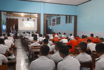 ITD ADISUTJIPTO BERIKAN PEMBEKALAN PERSIAPAN MEMASUKI DUNIA PERKULIAHAN KEPADA SISWA SMK BINA DIRGANTARA, KARANGANYAR