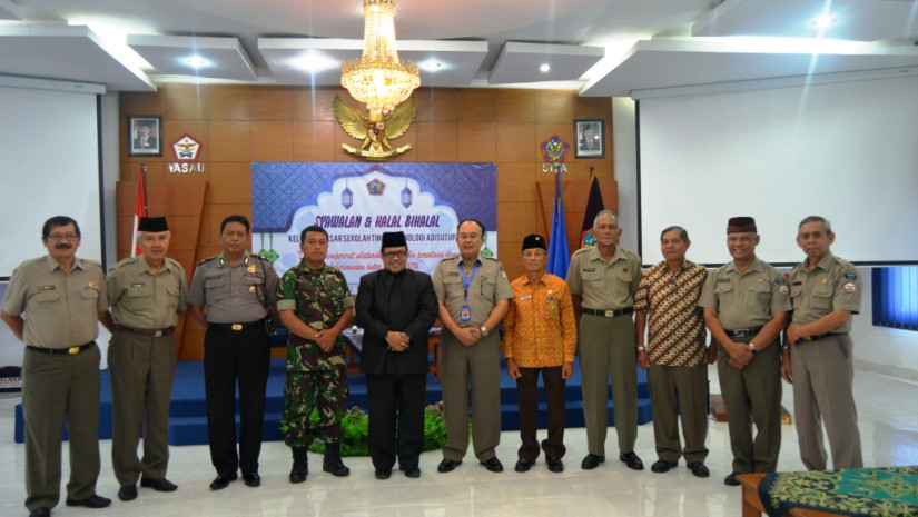 SYAWALAN & HALAL BIHALAL KELUARGA BESAR SEKOLAH TINGGI TEKNOLOGI ADISUTJIPTO “Dengan mempererat silahturahmi kita jalin persatuan dan kebersamaan antar anggota STTA”